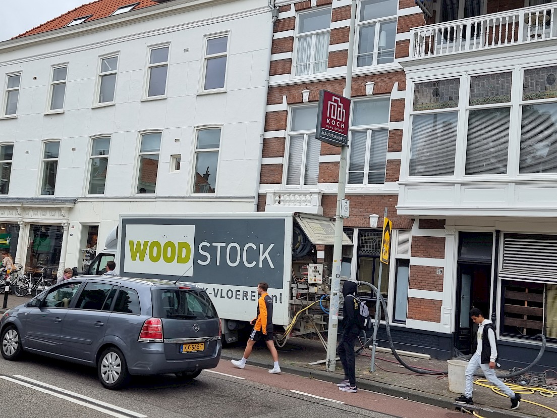 Woodstock Vloeren vrachtwagen in een straat voor de vervanging van een NeHoBo-vloer bij een renovatieproject.