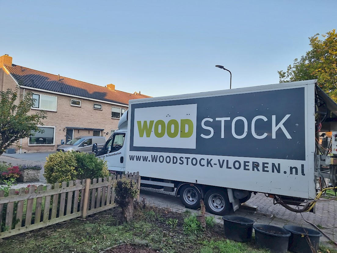 Vrachtwagen van Woodstock Vloeren geparkeerd voor een woning voor het storten van schuimbeton als oplossing voor NeHoBo-vloer problemen.